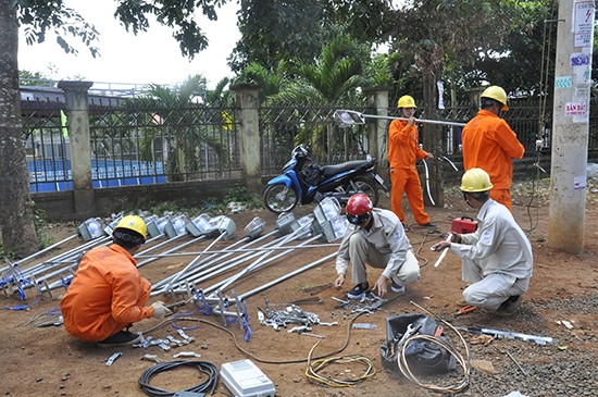 Triển khai công trình thắp sáng đường quê tại huyện Cư M'gar