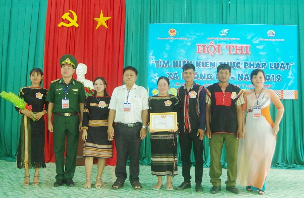 Đồn Biên phòng Sêrêpốk phối hợp cùng Hội LHPN xã Krông Na tổ chức Hội thi tìm hiểu kiến thức pháp luật, thu hút cán bộ, hội viên phụ nữ và nhân dân tham gia.