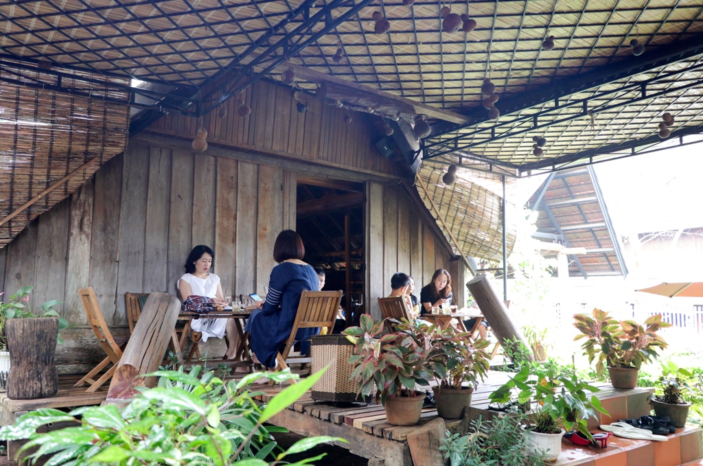 Quán cà phê  Arul  (TP. Buôn Ma Thuột) ấn tượng với nếp nhà dài. Ảnh: Hoàng Gia