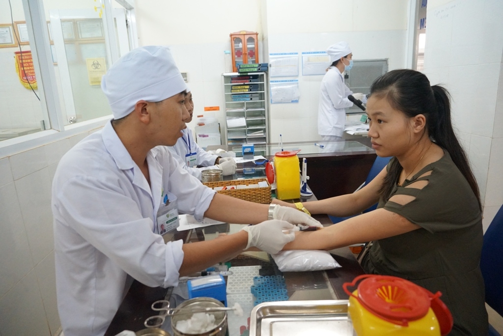 Khi mang thai, sản phụ nên tới các cơ sở y tế để lấy máu xét nghiệm tầm soát HIV.  Ảnh minh họa: Q. Nhật