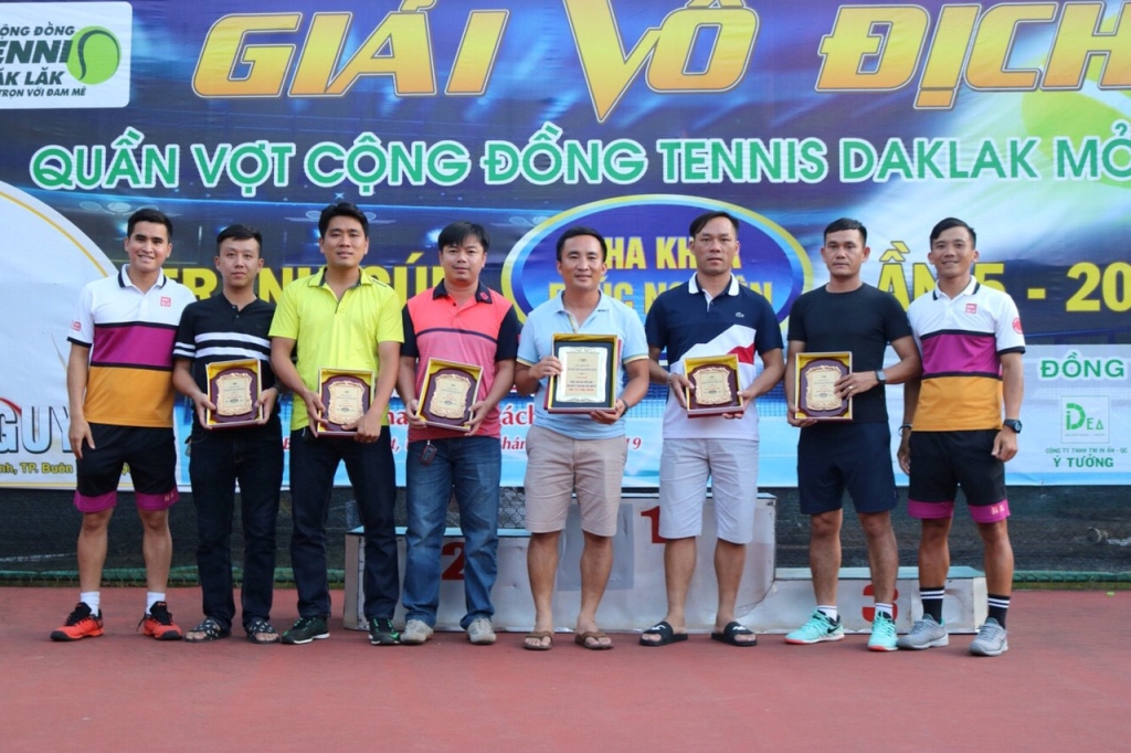 Ban tổ chức trao thưởng cho những tay vợt có thành tích cao tại Giải quần vợt Cộng đồng tennis Đắk Lắk mở rộng  năm 2019.   