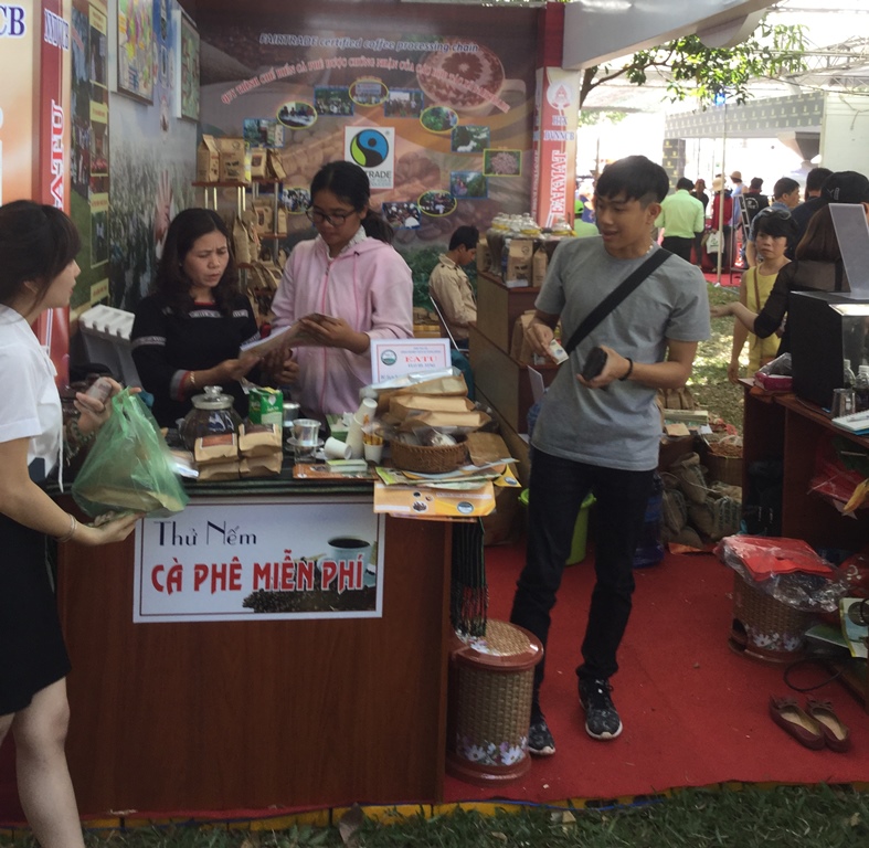 Sản phẩm của HTX Nông nghiệp dịch vụ Công bằng Ea Tu tại một hội chợ về ngành cà phê