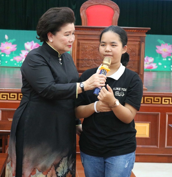 Em Phạm Phương Anh bày tỏ suy nghĩ của mình tại Chương trình tọa đàm “Cùng con bước qua tuổi nổi loạn”.