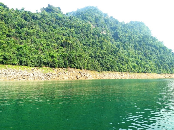 Dòng sông Gâm ở Bắc Mê xanh thẳm.