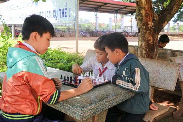 Học sinh  Trường Tiểu học Lê Đình Chinh chơi môn cờ vua trong giờ  ra chơi. 