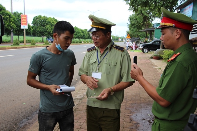 Đoàn liên ngành chống thất thu trên khâu lưu thông TP. Buôn Ma Thuột đối chiếu hóa đơn, chứng từ với hàng hóa vận chuyển.