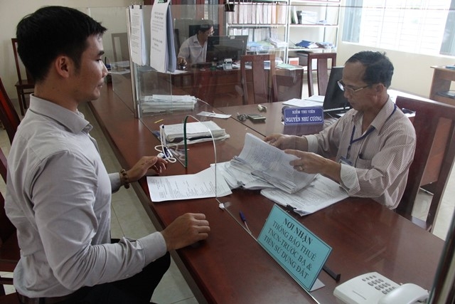 Người dân thực hiện thủ tục hành chính thuế tại trụ sở Chi cục Thuế khu vực Buôn Hồ - Krông Năng
