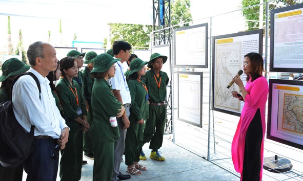 Triển lãm thu hút đông đảo người dân, sinh viên đến tham quan, tìm hiểu.