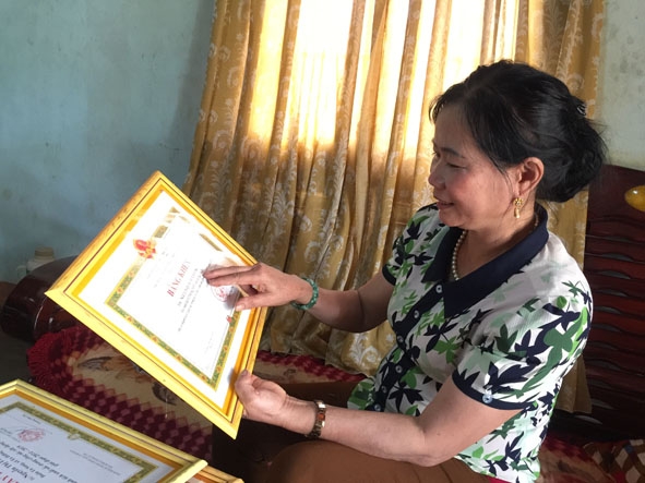 Chị Liên hãnh diện về những thành tích học tập của các con. 