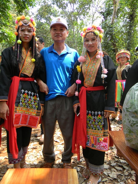 Du khách chụp hình lưu niệm với người Mông làm du lịch cộng đồng tại xã Cư Suê - huyện Cư M'gar.