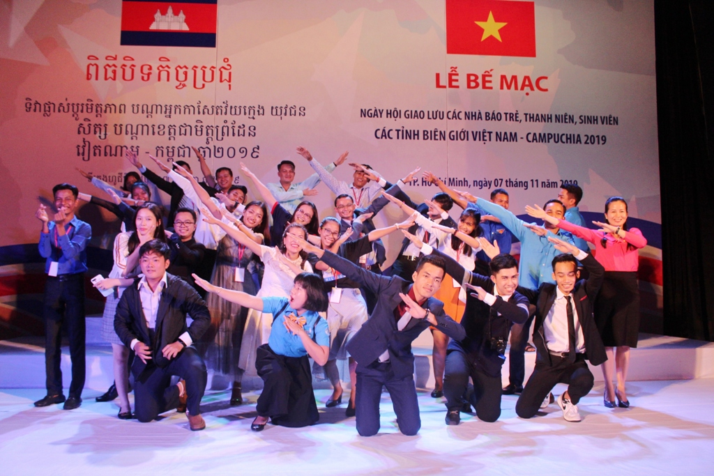 Hình ảnh tươi trẻ, năng động của tuổi trẻ hai nước Việt Nam - Campuchia trước giây phút chia tay