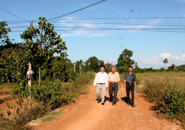 Đường giao thông nội thôn 5 (thị trấn Ea Súp) do người dân hiến đất, góp tiền, ngày công làm cấp phối.