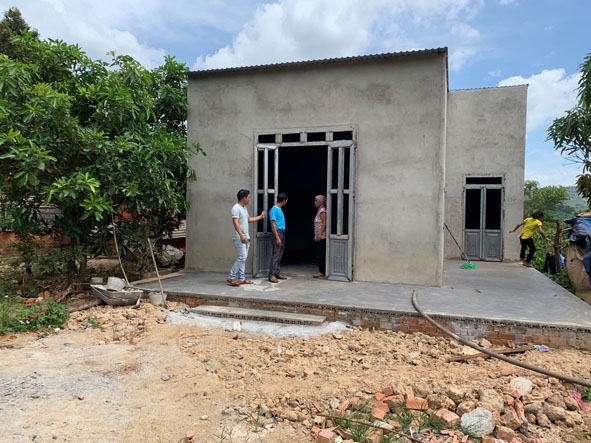 Căn nhà đang xây dựng của chị  H’Blem Adrơng.