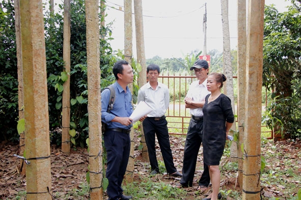 Ông Trần Xuân Sơn (thứ hai từ phải sang) phản ánh về việc quy hoạch đường bất hợp lý. 