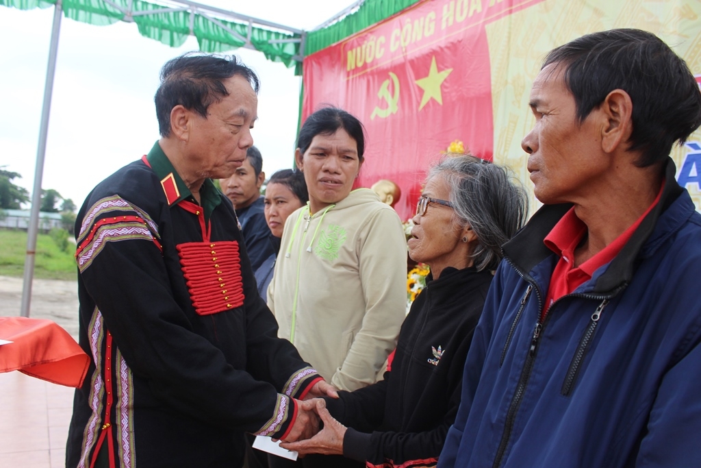 Thượng tướng Võ Trọng Việt động viên, tặng quà các hộ gia đình có hoàn cảnh khó khăn trên địa bàn xã Ea Ktur