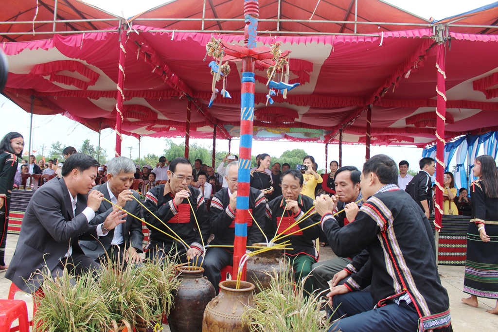 Các đại biểu cùng thưởng thức sản vật quý của đồng bào Êđê - rượu cần