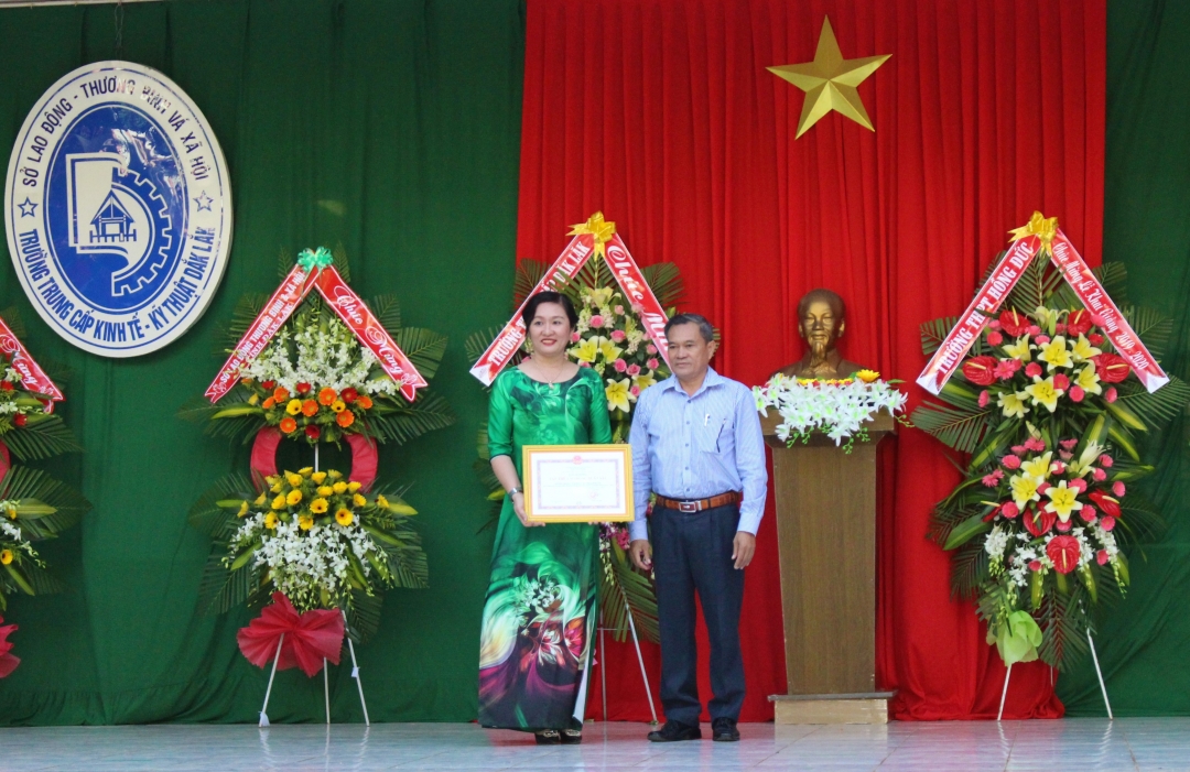 Lãnh đạo Đảng ủy Khối các cơ quan và doanh nghiệp tỉnh trao danh hiệu Tập thể Lao động xuất sắc của UBND tỉnh tặng nhà trường 