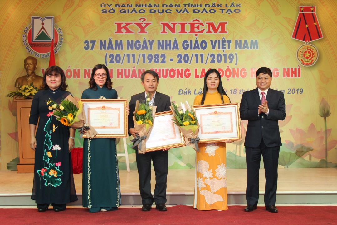 Trao Bằng khen của Thủ tướng Chính phủ tặng các cá nhân có thành tích xuất sắc. Ảnh: Hoàng Gia