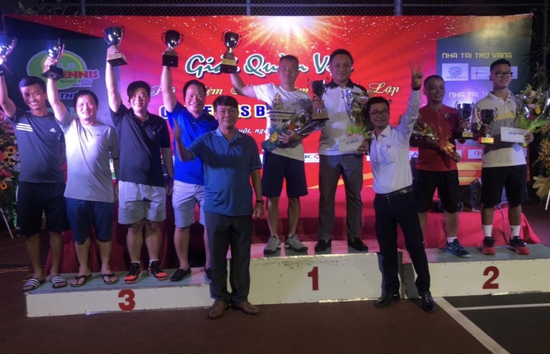 Ban tổ chức trao giải cho các cặp vận động viên đạt thành tích cao 