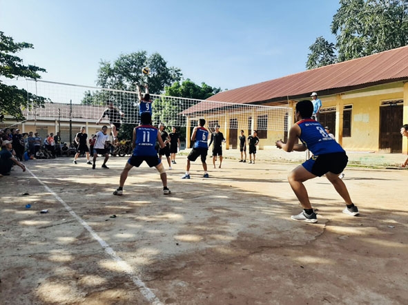 Các thôn, buôn của xã Ea Rốk (huyện Ea Súp) giao lưu bóng chuyền trong Ngày hội Đại đoàn kết toàn dân tộc.    Ảnh: T. Nga