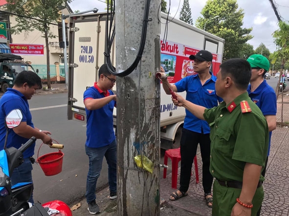 Đoàn viên thanh niên TP. Buôn Ma Thuột  phối hợp với lực lượng công an ra quân xóa quảng cáo, rao vặt liên quan đến 