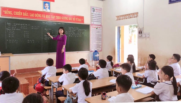 Cô giáo Nguyễn Thị Miền trong giờ lên lớp. 