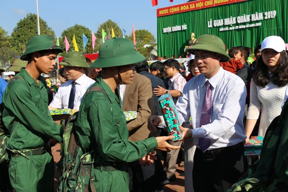 Bí thư  Huyện ủy Krông Pắc  Trần Hồng Tiến tặng quà  cho  thanh nhiên nhập ngũ. 