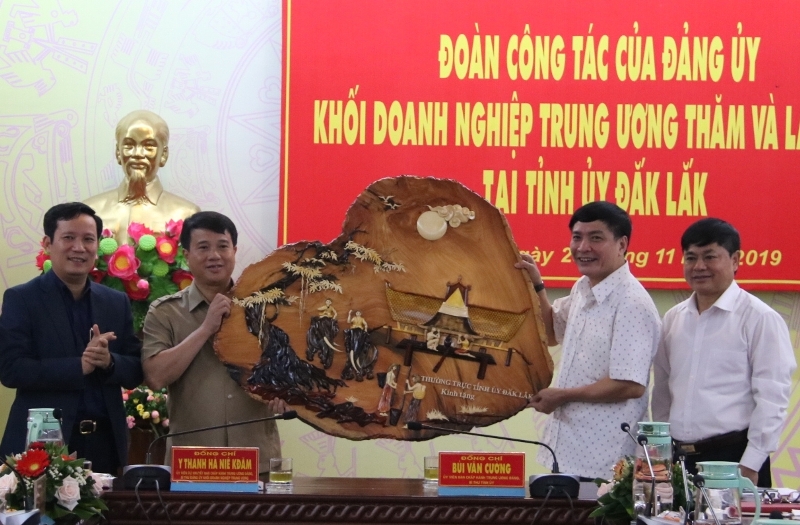 Đồng chí Bùi Văn Cường tặng quà lưu niệm