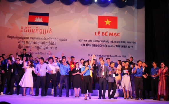 Tuổi trẻ Việt Nam - Campuchia cùng giao lưu văn nghệ.