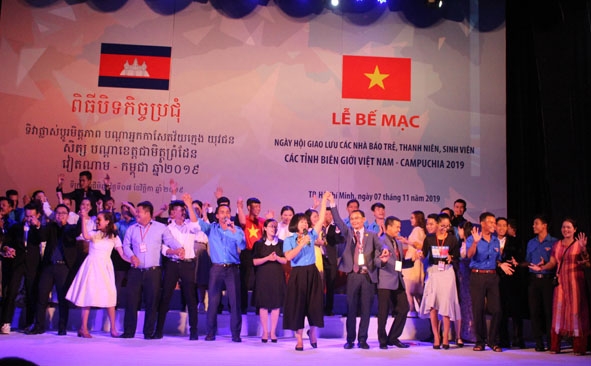 Tuổi trẻ Việt Nam - Campuchia cùng giao lưu văn nghệ.