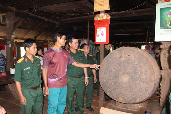 Học viên tham quan nhà dài truyền thống của đồng bào Êđê tại buôn Kmrơng Prông B.   