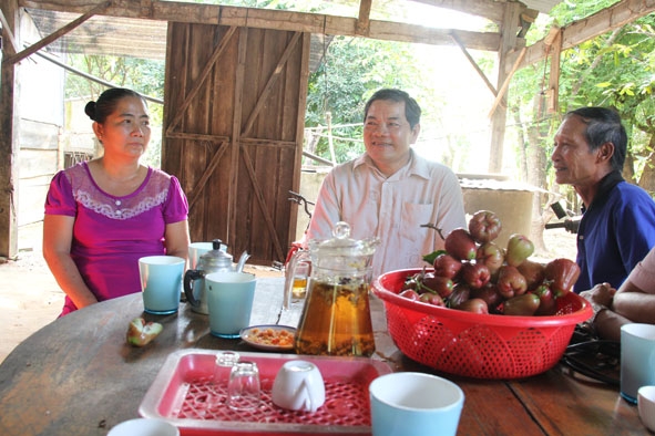Ông Nguyễn Văn Khánh (người ngồi giữa) chia sẻ câu chuyện tự nguyện xin thoát nghèo.