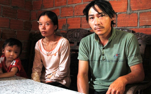 Vợ chồng anh Tuấn, chị Hằng (huyện Ea H'leo) suy sụp tinh thần từ ngày con mất. 