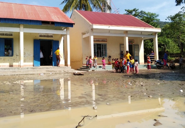 Phần sân phía trước dãy phòng học của khối THCS và Mầm non tại điểm trường buôn Chăm thường xuyên ngập nước, bùn đất.   