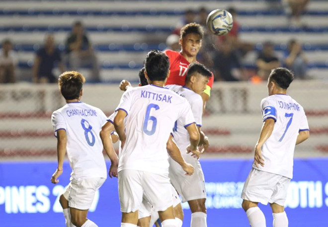 U22 Lào gây nhiều khó khăn cho U22 Singapore bằng lối chơi đeo bám khá khó chịu. Ảnh: Internet