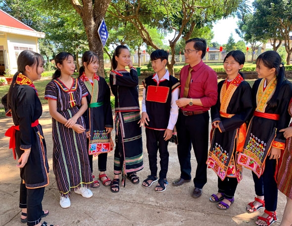 Thầy Hiệu trưởng Trần Đình Hương  trò chuyện cùng các em học sinh. 