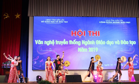 Tiết mục tham gia dự thi của Trường Đại học Buôn Ma Thuột.   Ảnh: N. Quỳnh