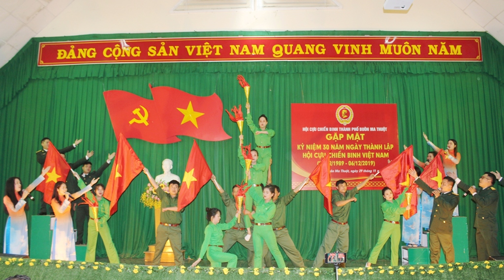 Một tiết mục văn nghệ tại buổi gặp mặt