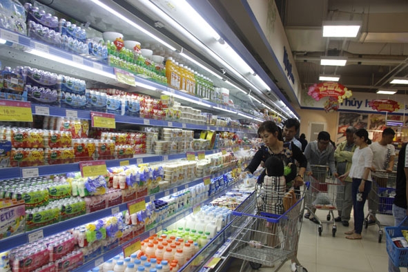 Người dân mua sắm tại siêu thị Co.opmart Buôn Ma Thuột.   