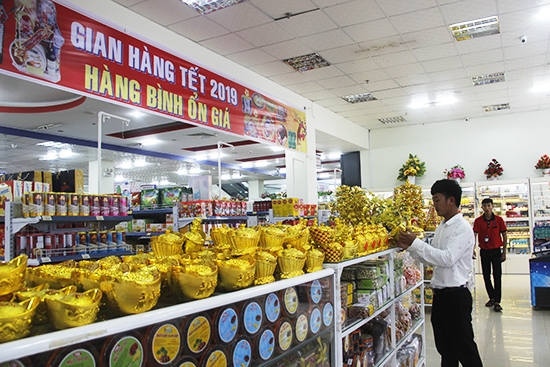 Người dân mua sắm hàng bình ổn tại siêu thị V.mart Ea Kar dịp Tết nguyên đán 2019