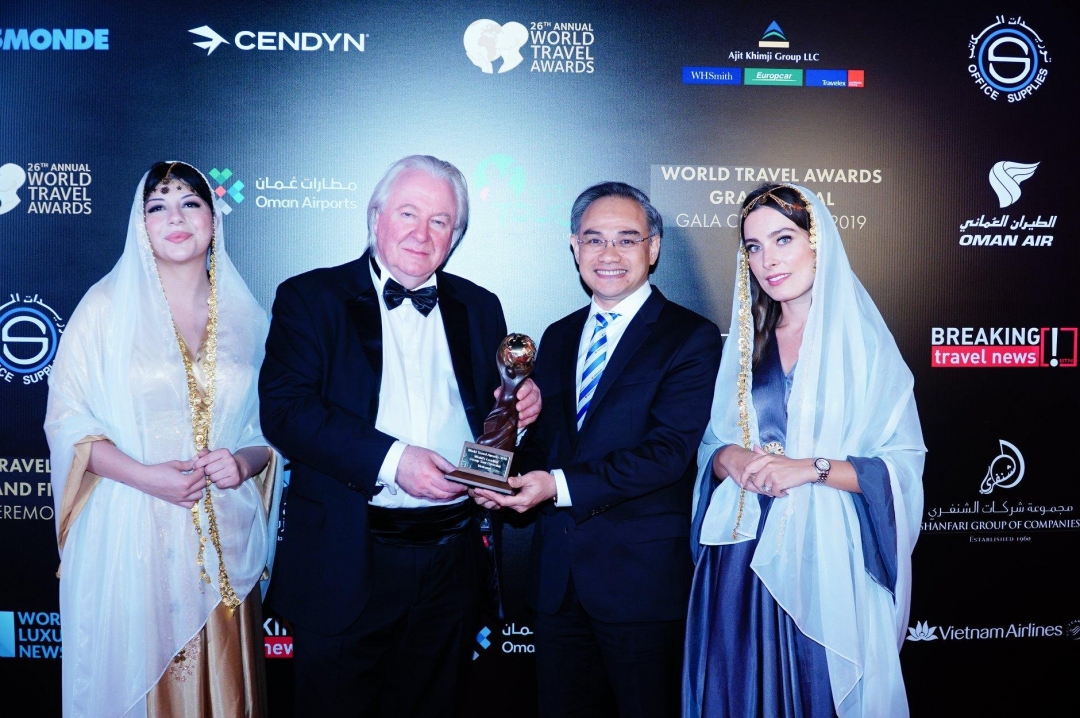 Ông Trần Đoàn Thế Duy, Phó Tổng Giám đốc Công ty Vietravel (thứ 2 từ trái sang) nhận giải thưởng Nhà điều hành tour du lịch trọn gói hàng đầu thế giới 2019.