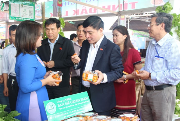 Bí thư Tỉnh ủy Bùi Văn Cường tham quan gian hàng trưng bày sản phẩm rau, quả tươi của Ban Mê Green Farm tại hội chợ.