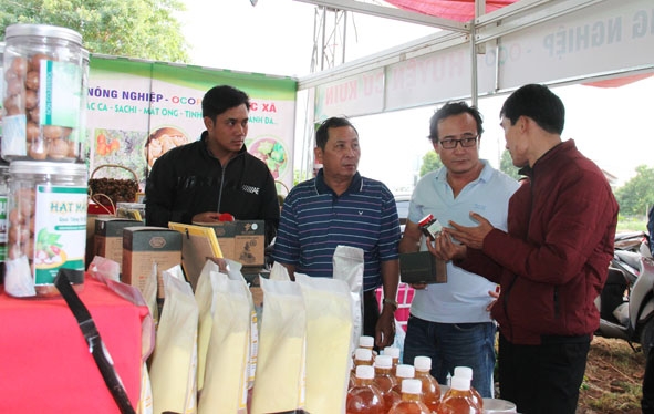 Khách hàng tham quan, tìm hiểu các sản phẩm tại gian hàng trưng bày của huyện Cư Kuin.  