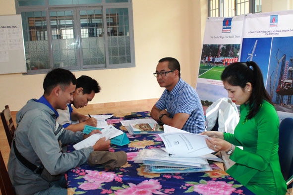 Một doanh nghiệp  tuyển dụng  tư vấn  thông tin  việc làm  cho người  lao động. 