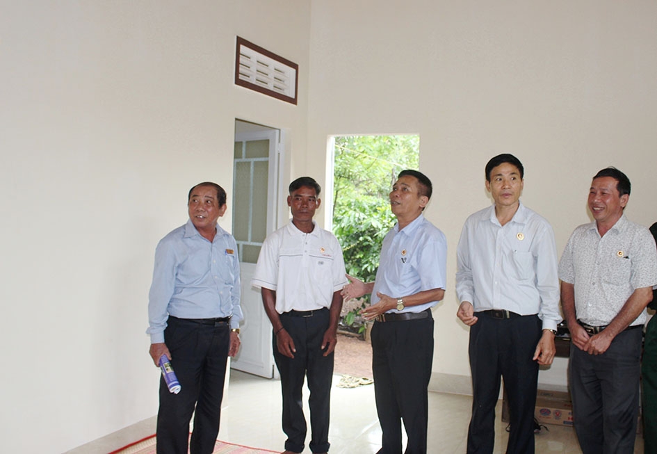 Đại diện các cấp Hội CCB thành phố đến chung vui với CCB Y Thăn Byă (thứ hai từ trái sang) trong ngày về nhà mới.