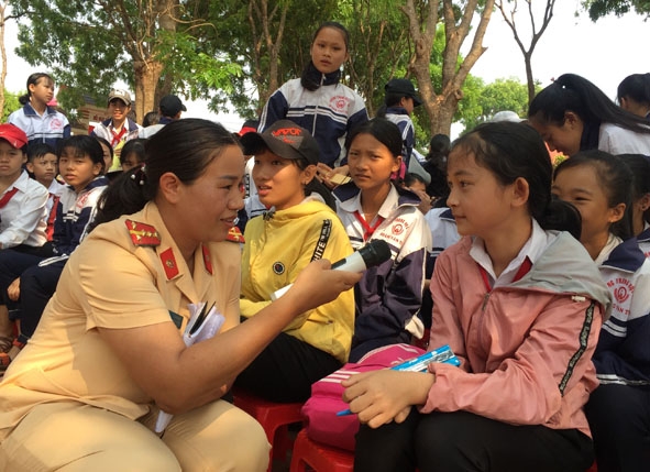 Cán bộ Cảnh sát Giao thông Công an huyện Cư M'gar tuyên truyền về Luật Giao thông đường bộ tại Trường THCS Hoàng Văn Thụ (xã Ea Kiết).