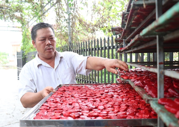 Ông Khánh sấy cơm gấc bằng lò sấy nhiệt.