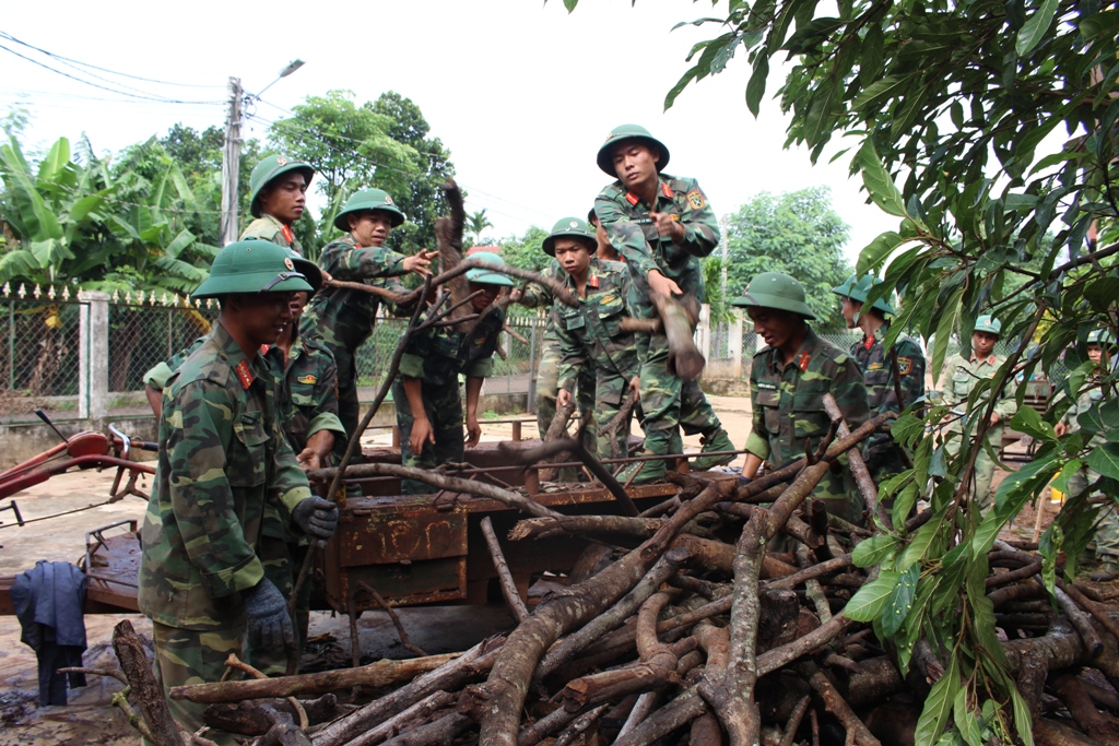 Các chiến sĩ Tiểu đoàn 303 (Trung đoàn 584) giúp dân ngày công lao động