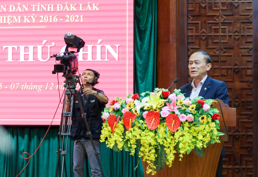 Giám đốc Sở Tài nguyên và Môi trường Bùi Thanh Lam trả lời chất vấn. Ảnh: Hoàng Gia