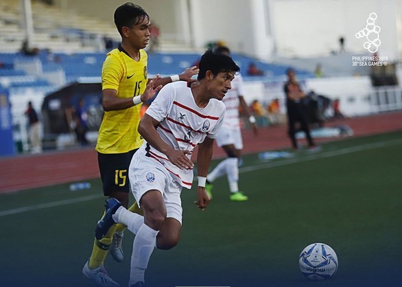 U22 Campuchia (áo trắng) đang thực sự là hiện tượng thú vị tại SEA Games 30. Ảnh: Internet